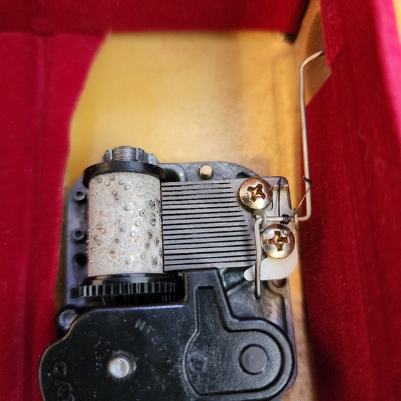 Vtg C. Industries Burl Wood Inlaid Wood Florals Music Box "Sunrise, Sunset" USA - Picture 10 of 17